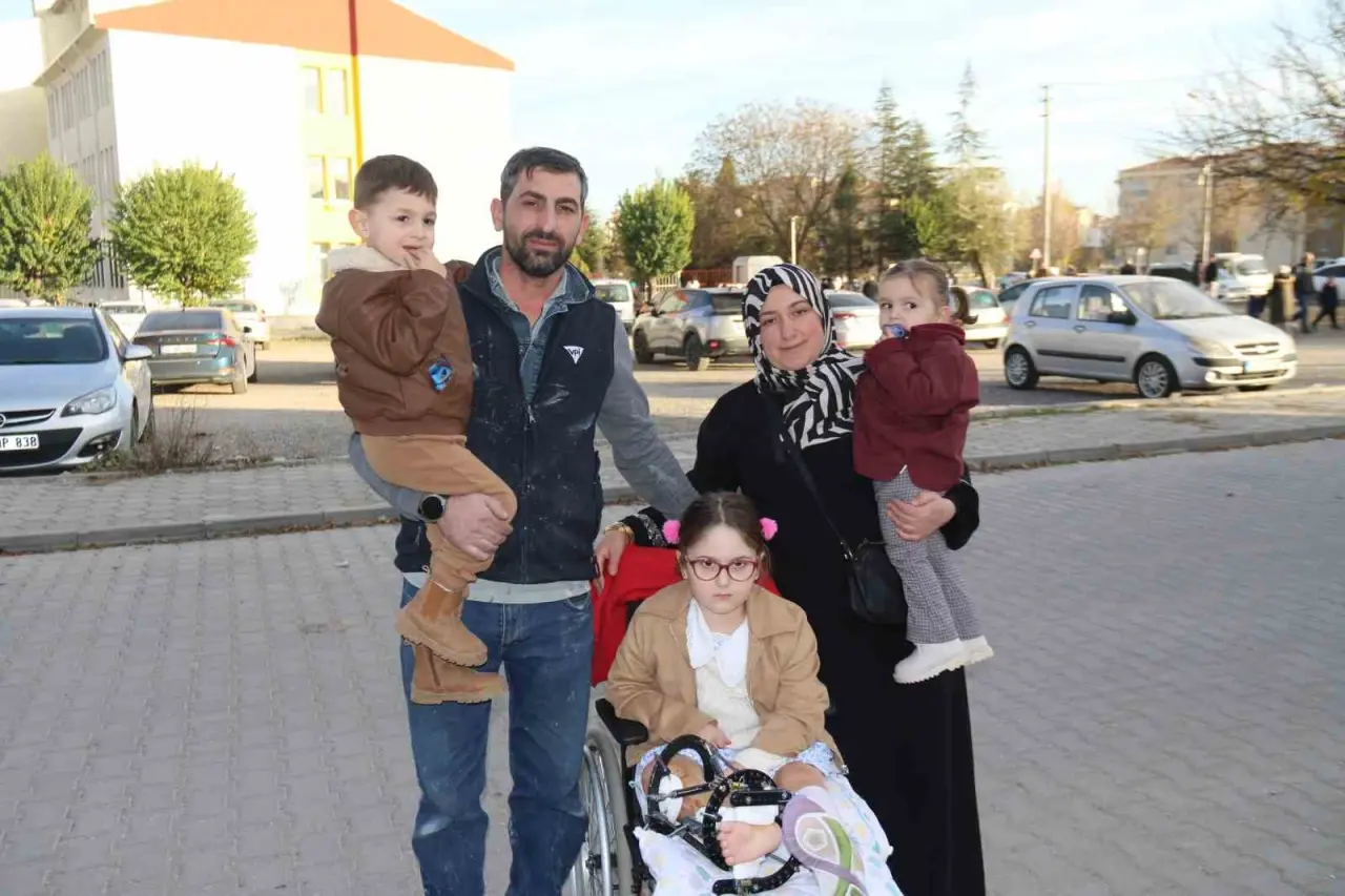 bir-bacagi-kisa-olan-kizini-her-gun-okula-kucaginda-tasiyan-anneden-asansor-talebi