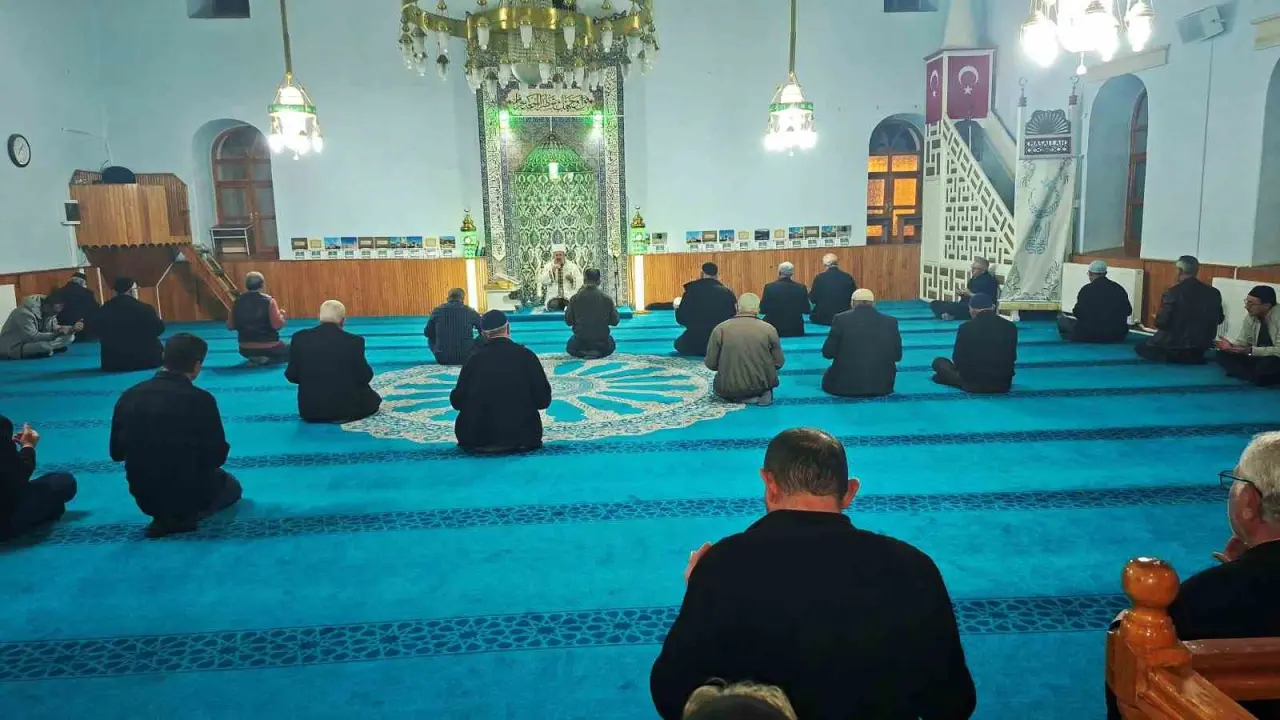 hisarcikta-sehit-ve-vefat-eden-ogretmenler-icin-mevlit-okutuldu