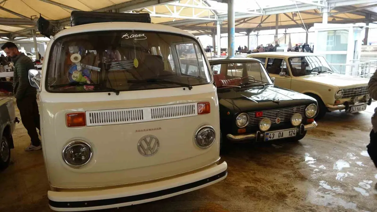 kutahya-antika-pazarinda-klasik-araba-sergisine-yogun-ilgi