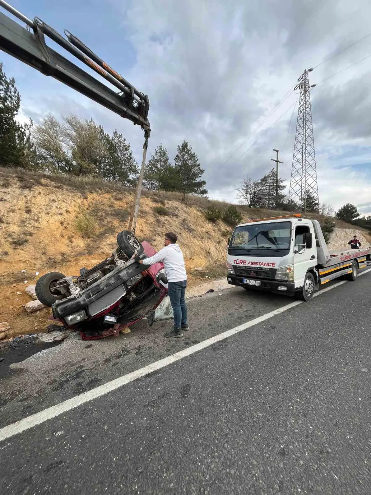 bozuyukte-kontrolden-cikan-kamyonet-ters-dondu-2-kisi-yaralandi