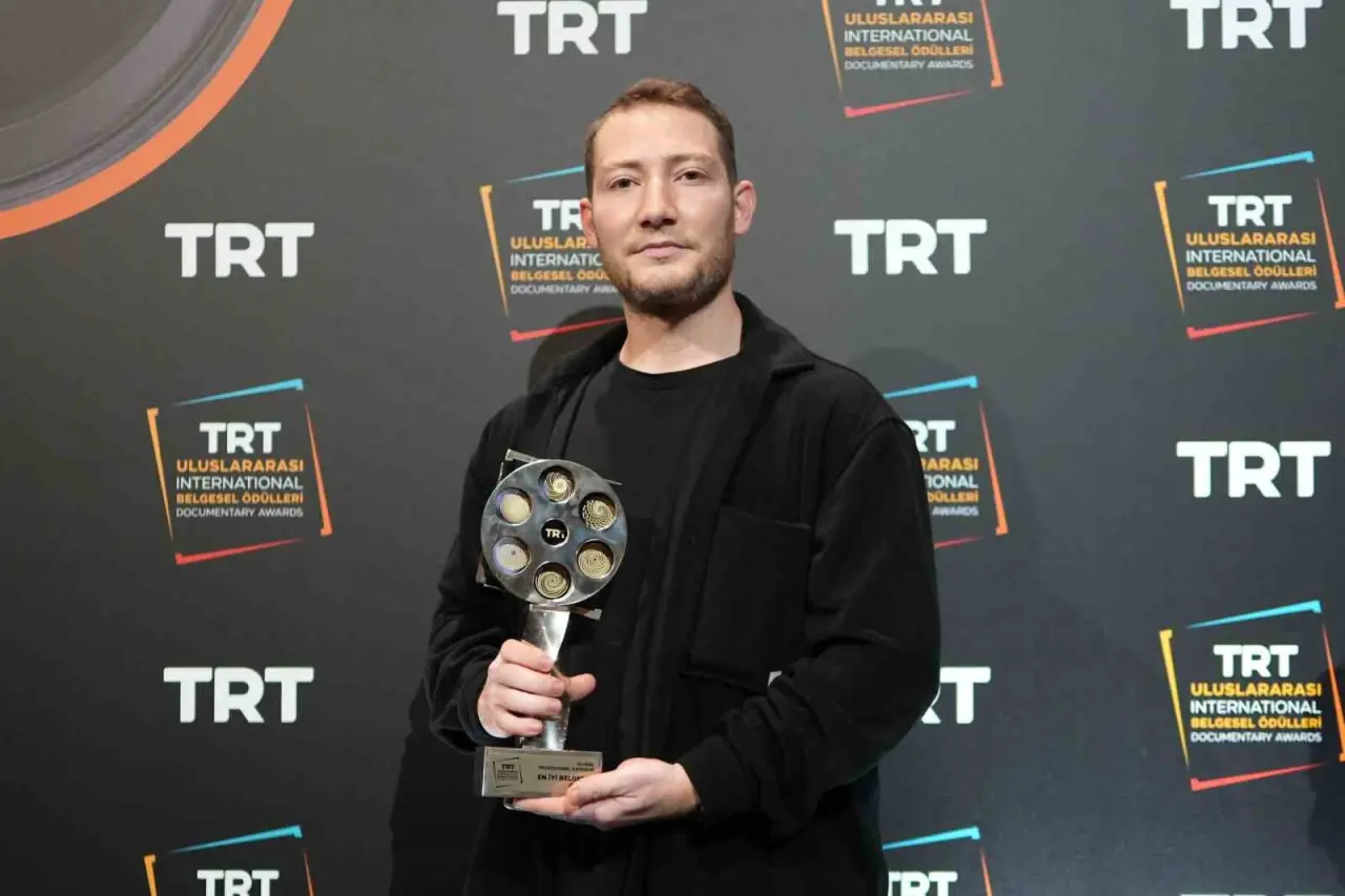 tavsanlili-yonetmen-omer-faruk-cetin-muzaffer-adli-film-ile-en-iyi-belgesel-film-odulu-aldi