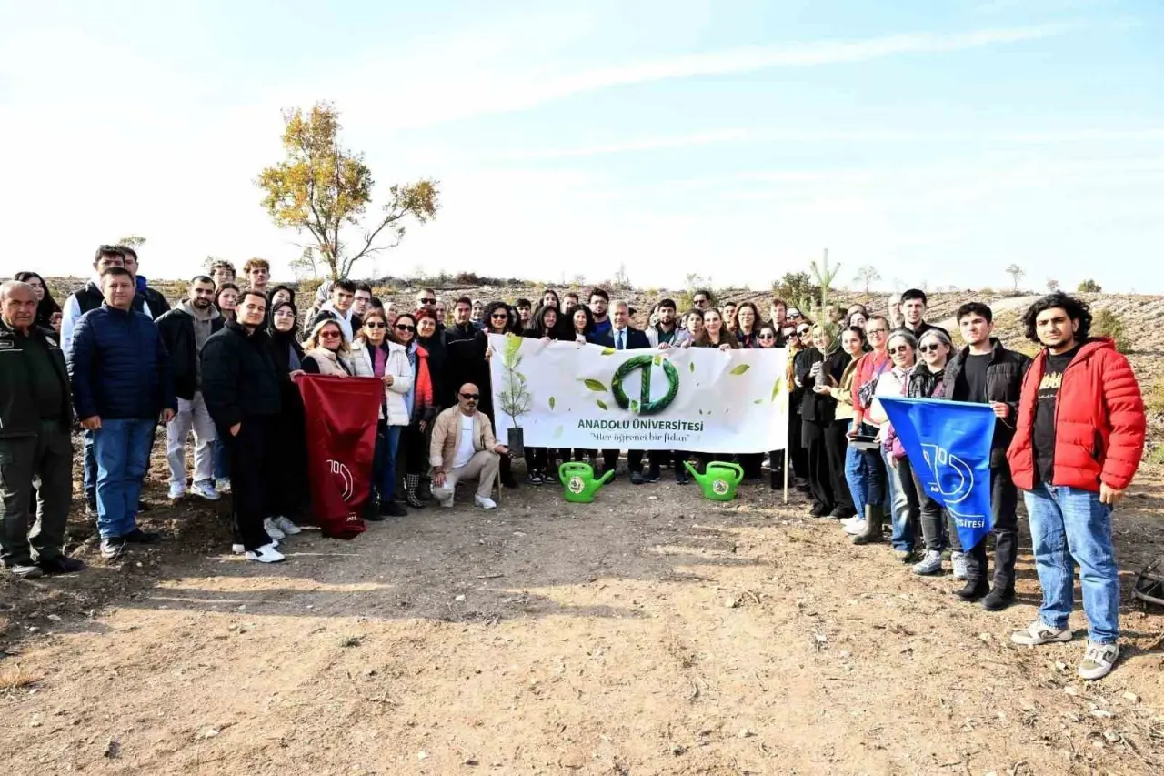 anadolu-universitesi-yunusun-fidanlarini-toprakla-bulusturdu