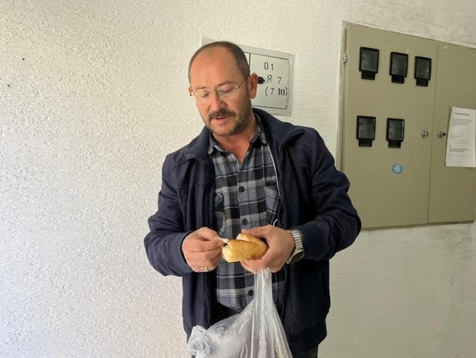 aldigi-ekmegin-icinden-cikan-poset-parcasi-ile-sok-oldu