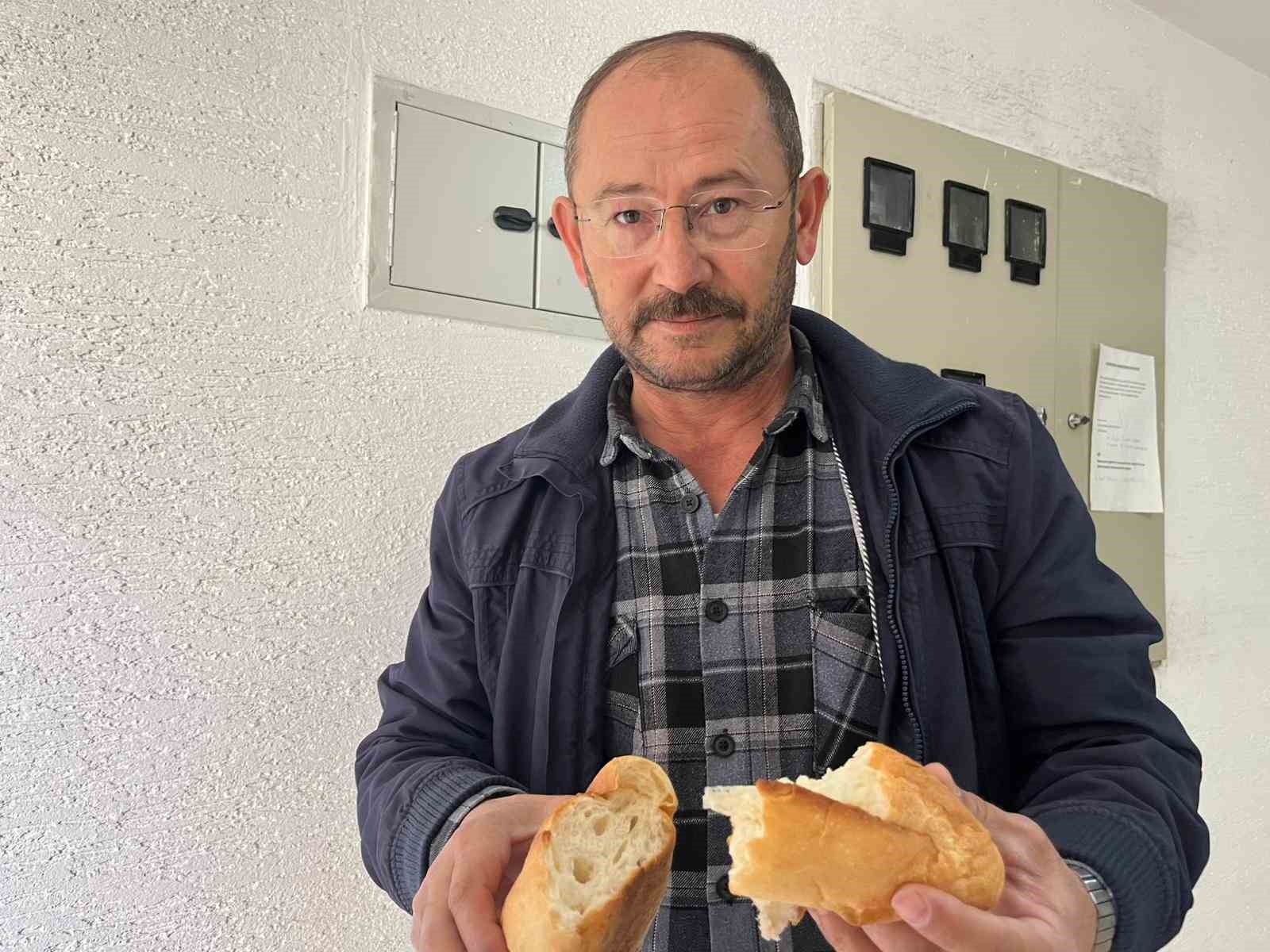 aldigi-ekmegin-icinden-cikan-poset-parcasi-ile-sok-oldu