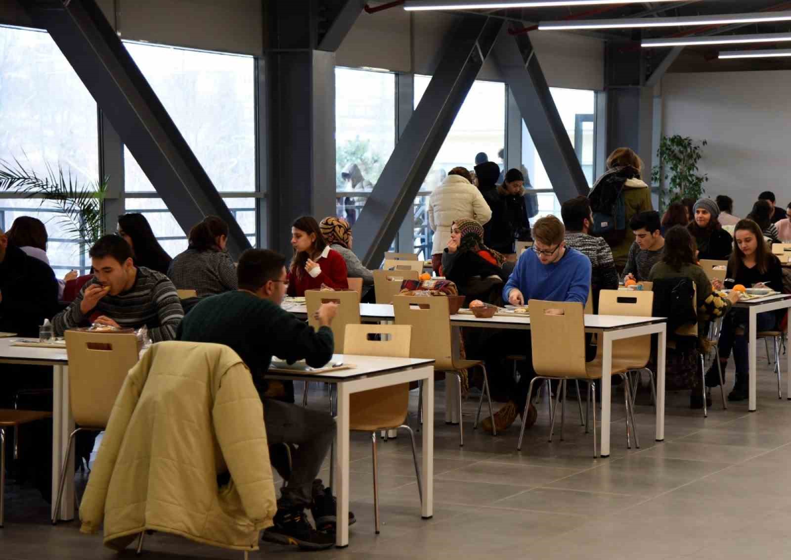 anadolu-universitesi-yemek-bursu-ile-2-bin-600-ogrencisinin-yaninda