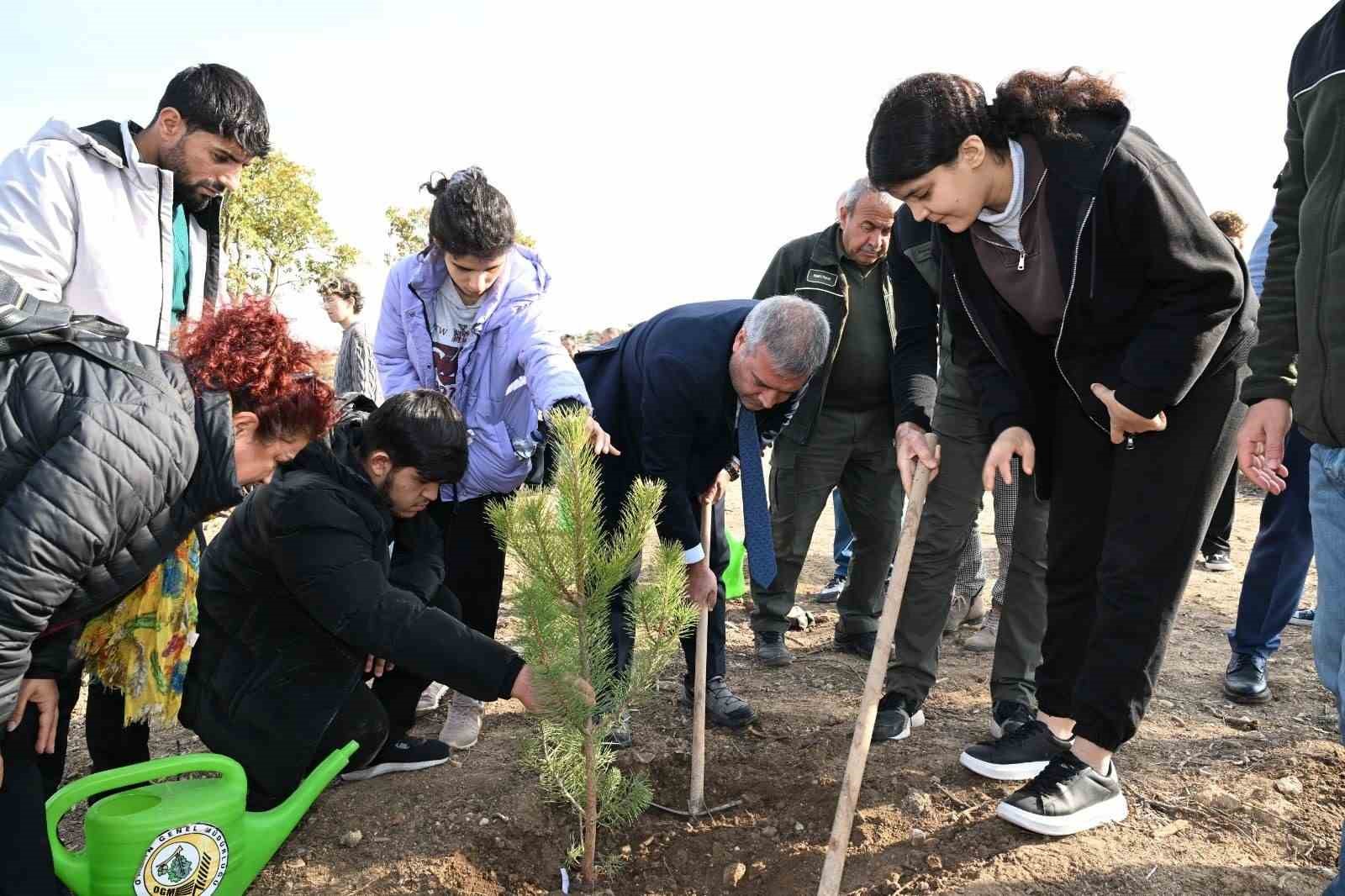 anadolu-universitesi-yunusun-fidanlarini-toprakla-bulusturdu