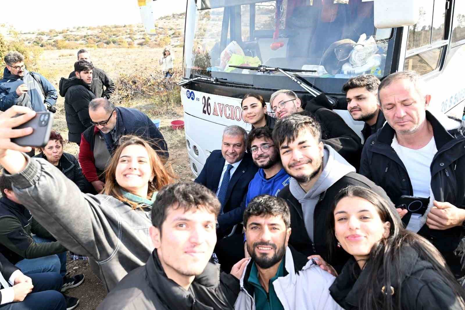 anadolu-universitesi-yunusun-fidanlarini-toprakla-bulusturdu