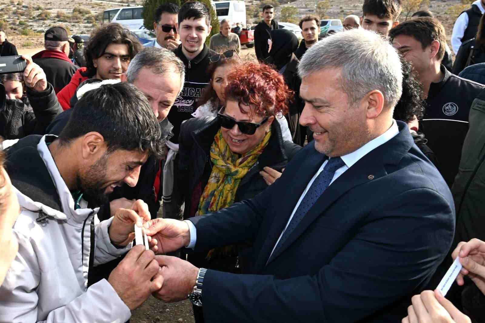 anadolu-universitesi-yunusun-fidanlarini-toprakla-bulusturdu
