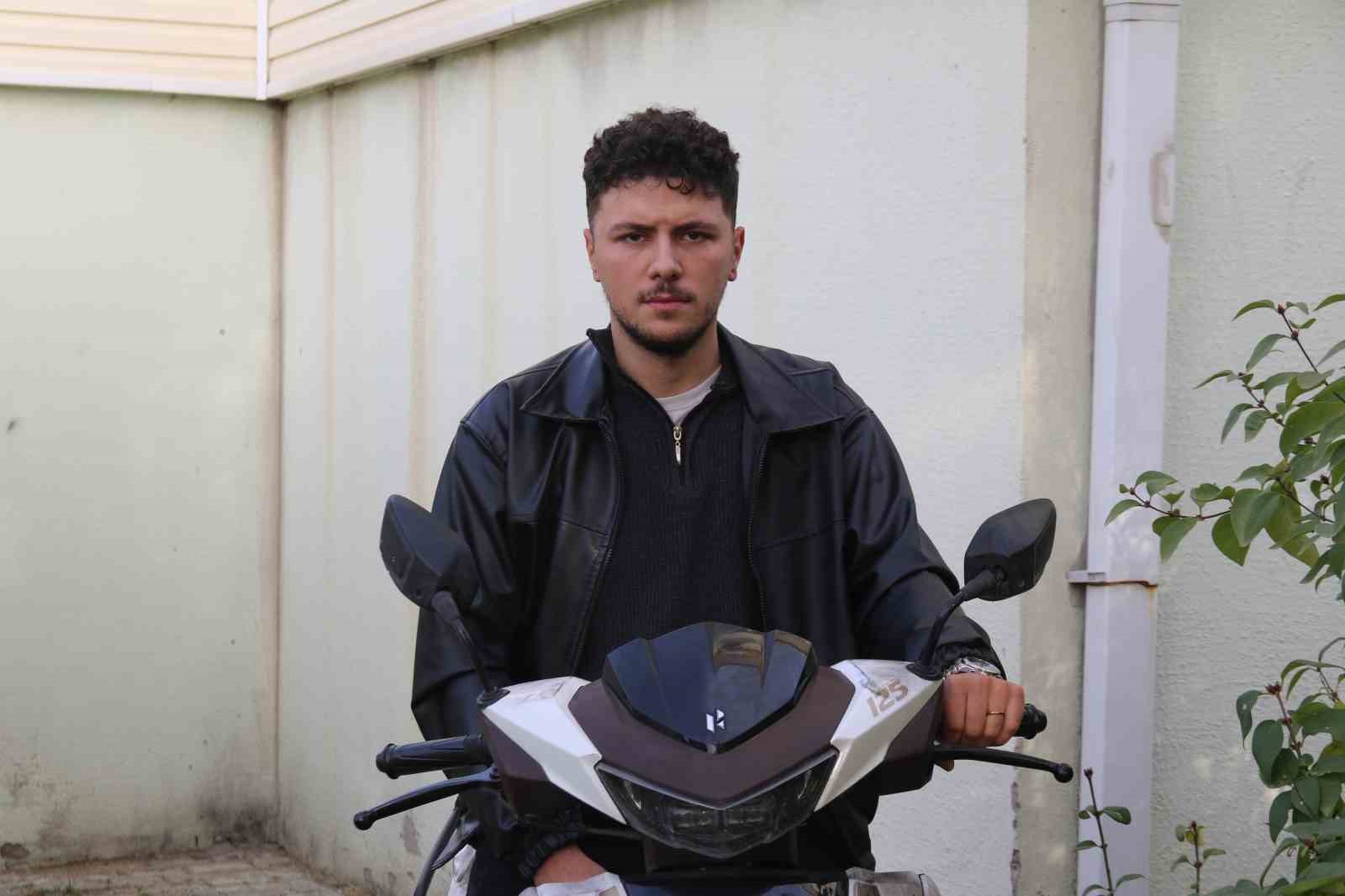 anahtari-uzerinde-birakilan-motosikletin-calinma-ani-kamerada