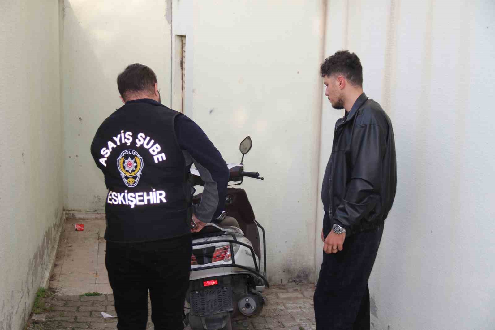 anahtari-uzerinde-birakilan-motosikletin-calinma-ani-kamerada