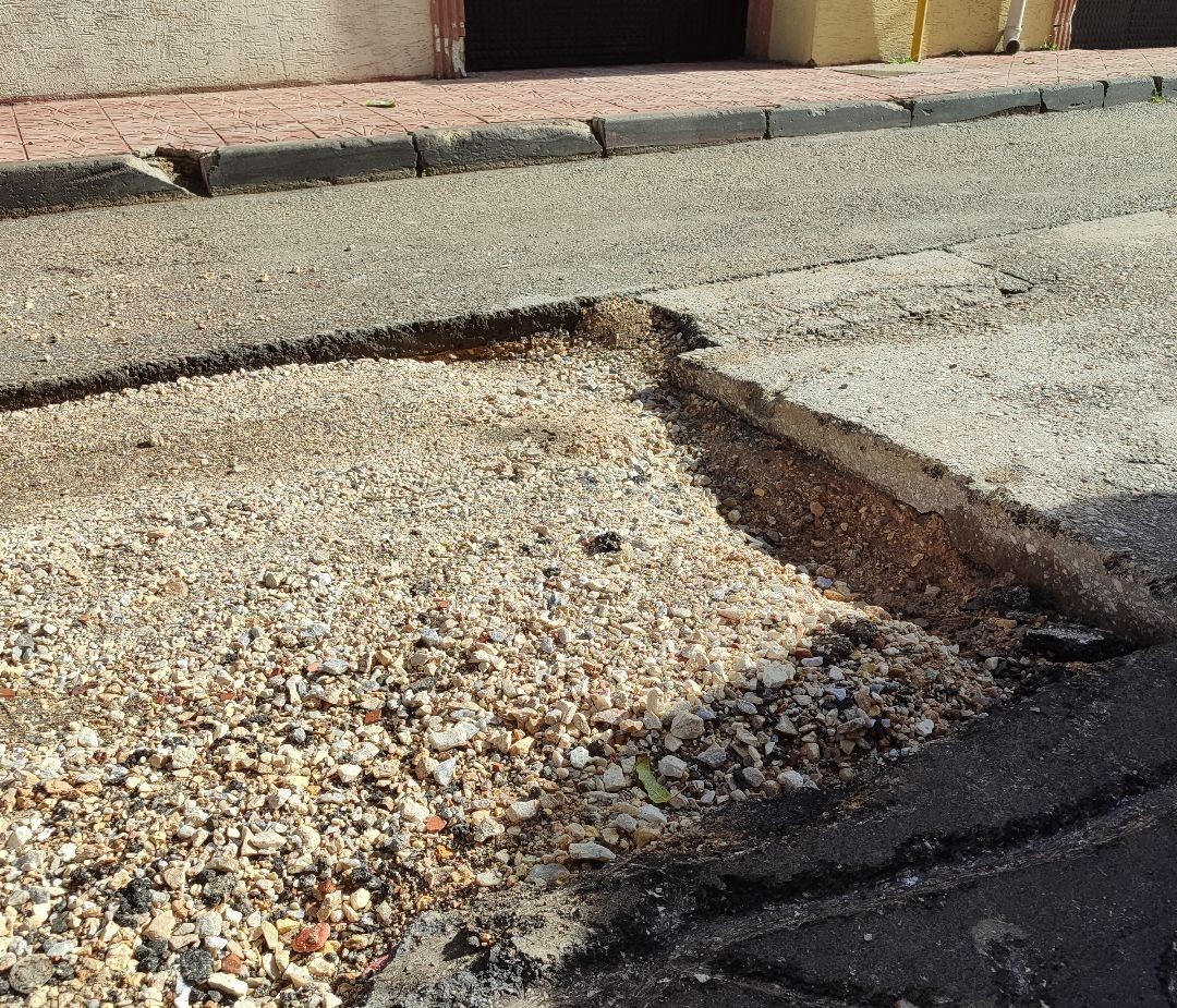 belediyenin-onarmadigi-cukurlari-vatandas-duzeltmeye-calisti