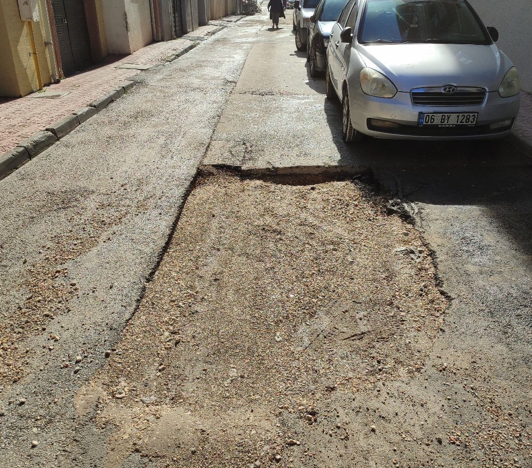 belediyenin-onarmadigi-cukurlari-vatandas-duzeltmeye-calisti