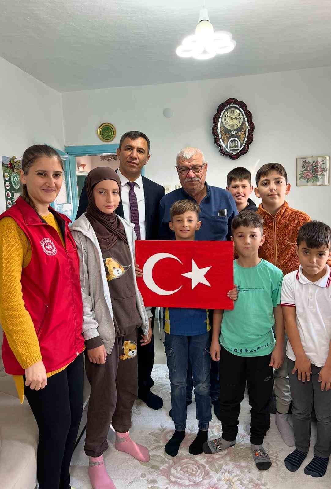 beylikova-genclik-merkezinden-emekli-ogretmene-anlamli-ziyaret