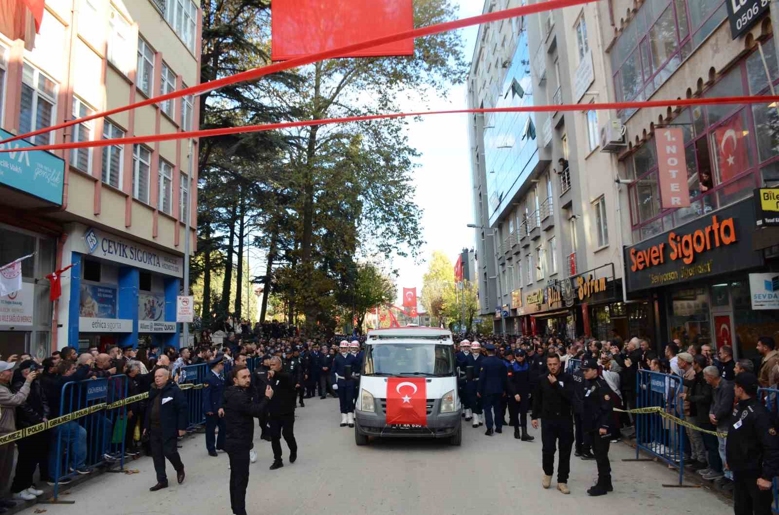 bilecik-sehidini-15-bin-kisi-ile-ugurladi