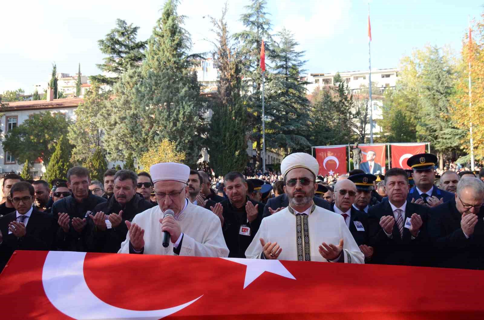 bilecik-sehidini-15-bin-kisi-ile-ugurladi