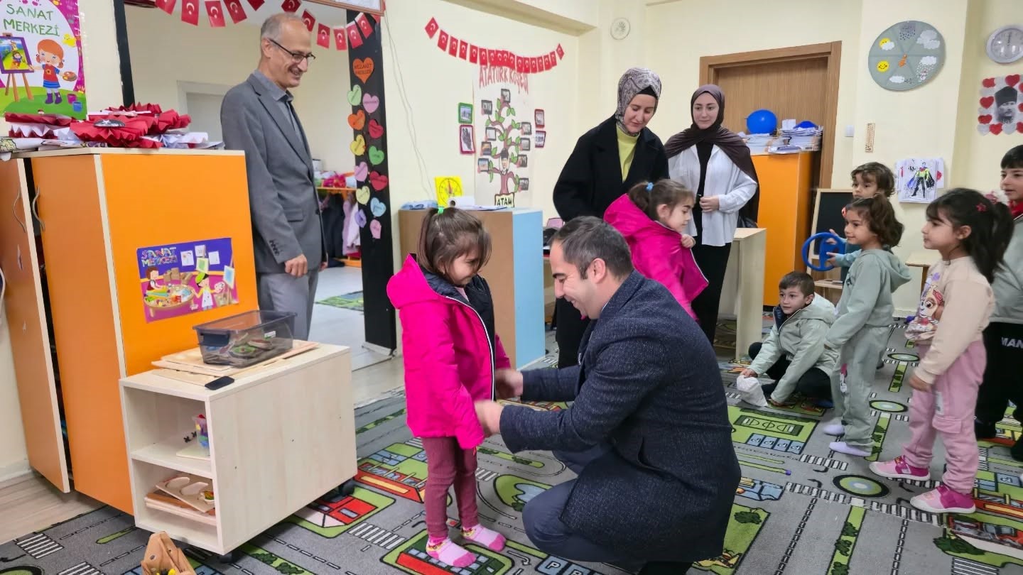 bilecikte-bir-hayirseverin-mont-destegi-ogrencileri-sevindirdi