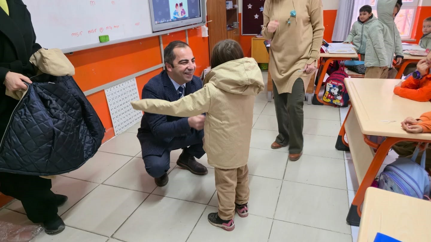 bilecikte-bir-hayirseverin-mont-destegi-ogrencileri-sevindirdi