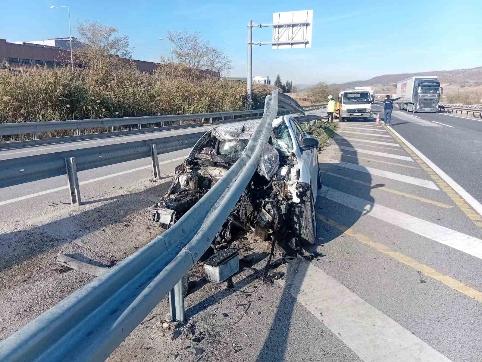 bilecikte-kontrolden-cikan-otomobil-bariyerlere-carpti-6-kisi-yaralandi