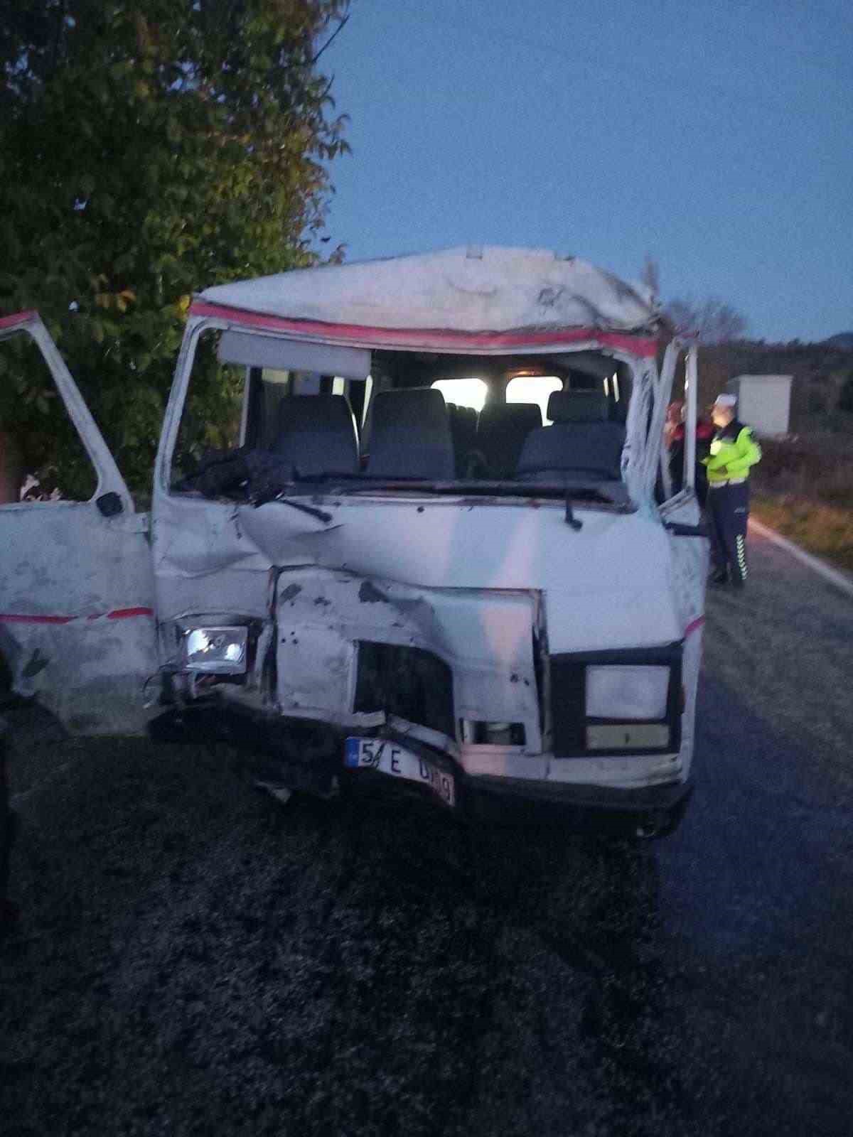 bilecikte-traktor-ile-minibus-carpisti-3-yarali