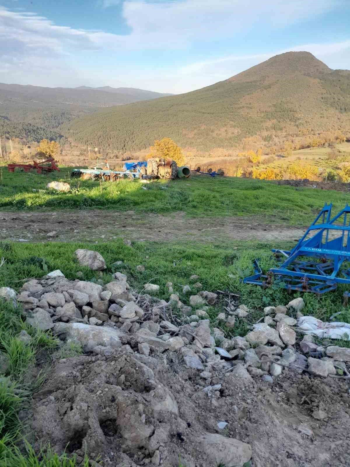 bilecikte-traktorun-altinda-kalan-yasli-adam-hayatini-kaybetti