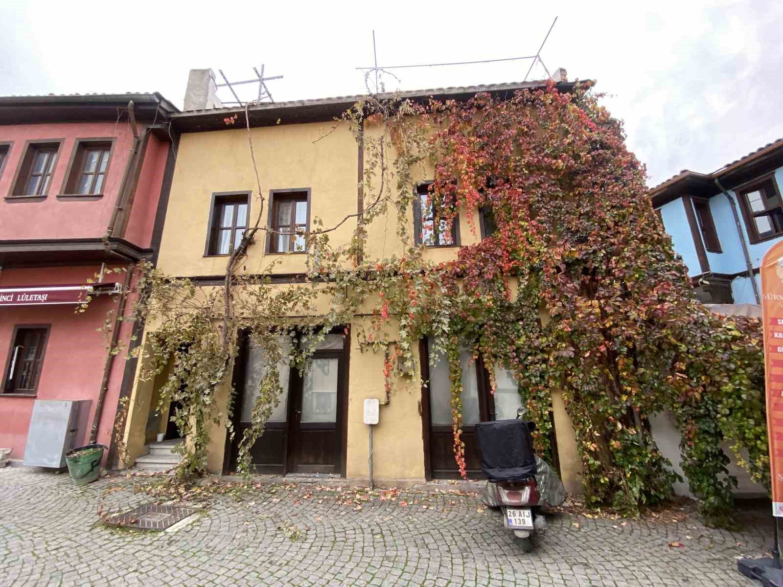 bitkiler-ile-kaplanan-tarihi-yapi-kartpostallik-manzara-olusturuyor