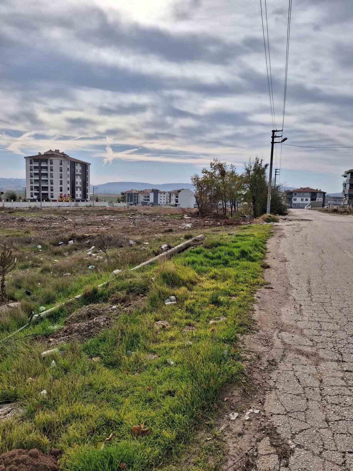 devrilen-internet-direginin-cevreye-dagilan-kablolari-risk-olusturuyor