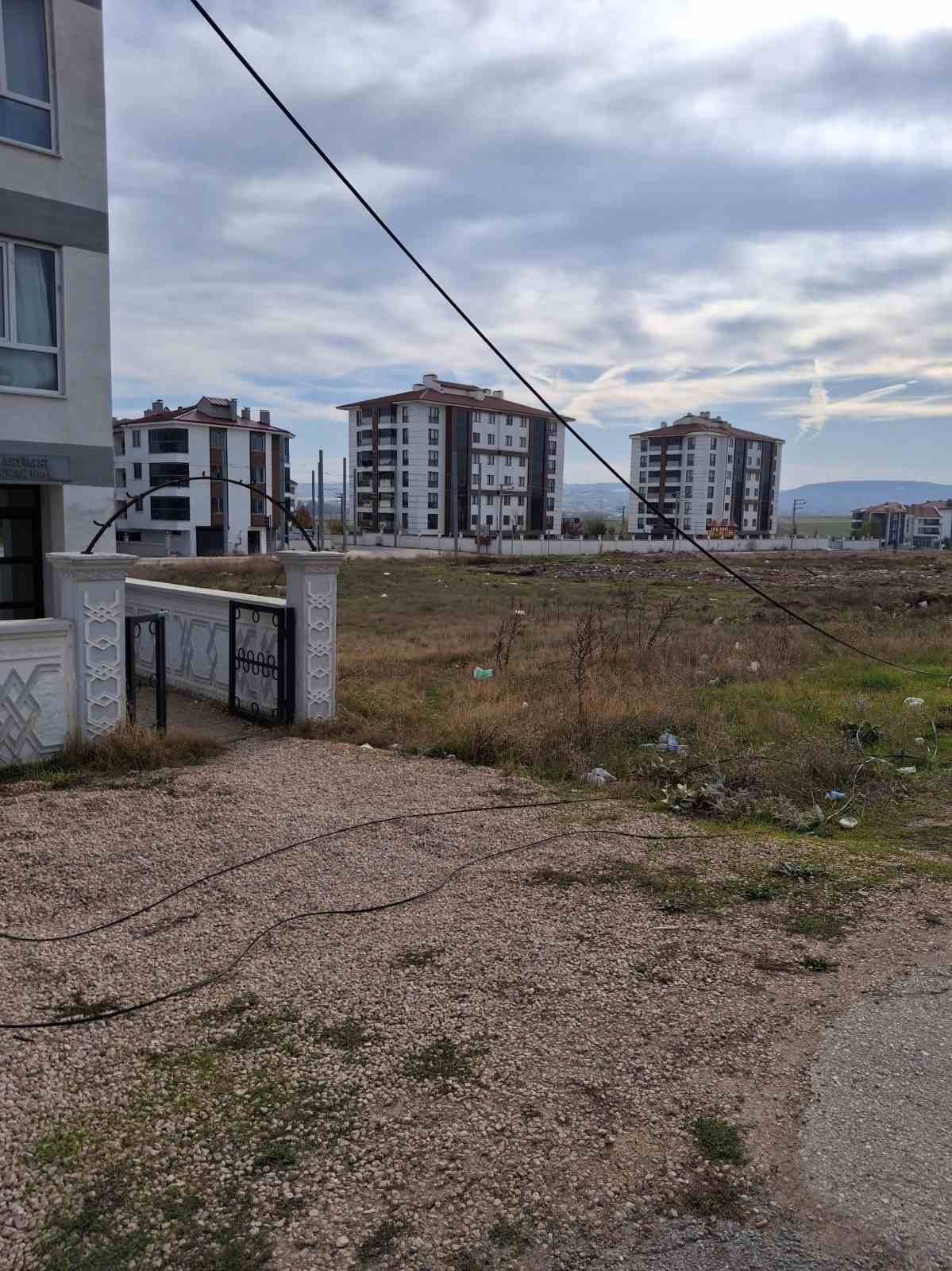 devrilen-internet-direginin-cevreye-dagilan-kablolari-risk-olusturuyor