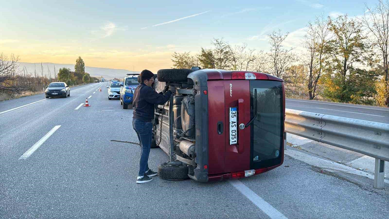 devrilen-ticari-aracta-4-kisi-kazayi-yara-almadan-atlatti