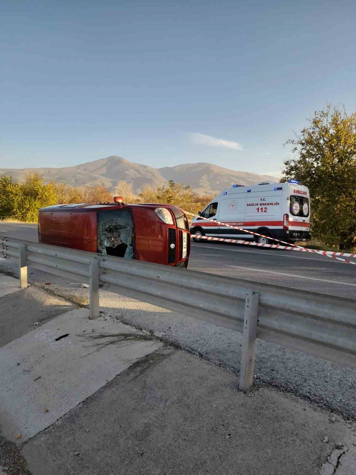 devrilen-ticari-aracta-4-kisi-kazayi-yara-almadan-atlatti