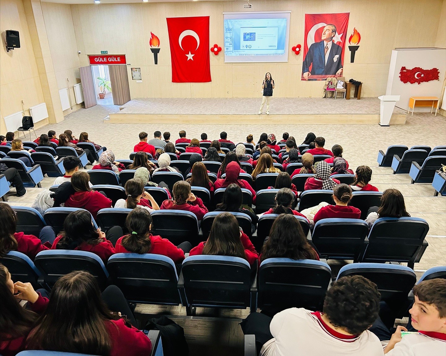 domanicte-ogretmen-ve-ogrenciler-siber-suclara-karsi-bilgilendirildi