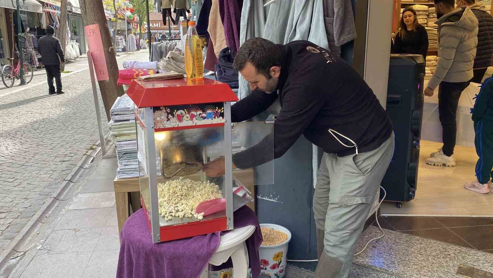 dukkan-onu-kalabalik-gorunsun-diye-her-gun-20-kilo-patlamis-misir-dagitiyorlar