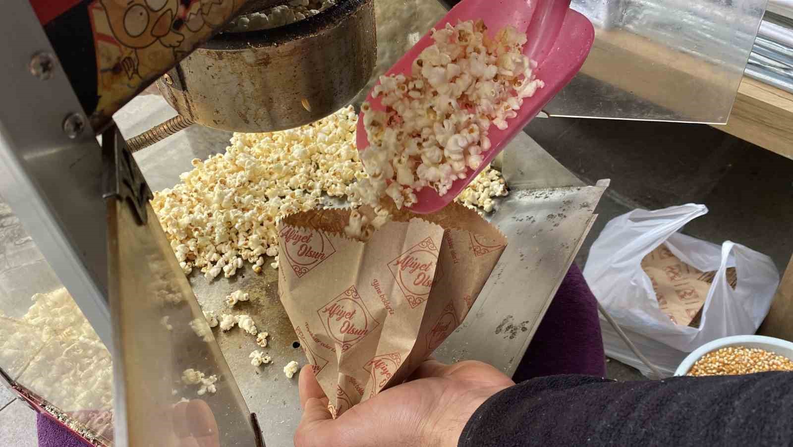 dukkan-onu-kalabalik-gorunsun-diye-her-gun-20-kilo-patlamis-misir-dagitiyorlar