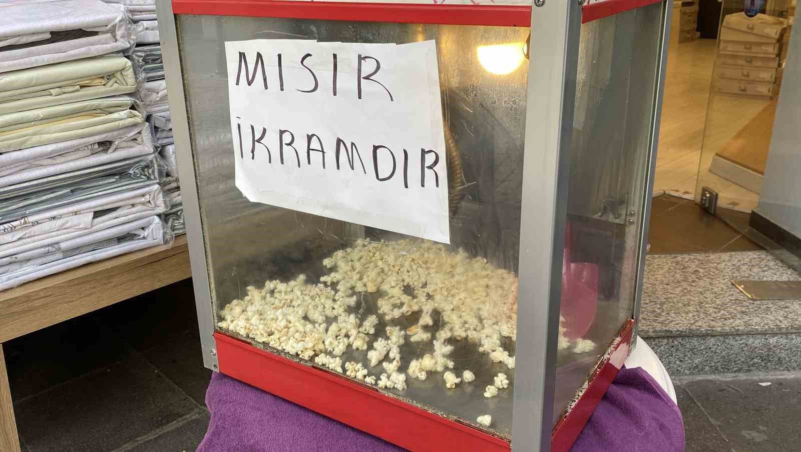 dukkan-onu-kalabalik-gorunsun-diye-her-gun-20-kilo-patlamis-misir-dagitiyorlar