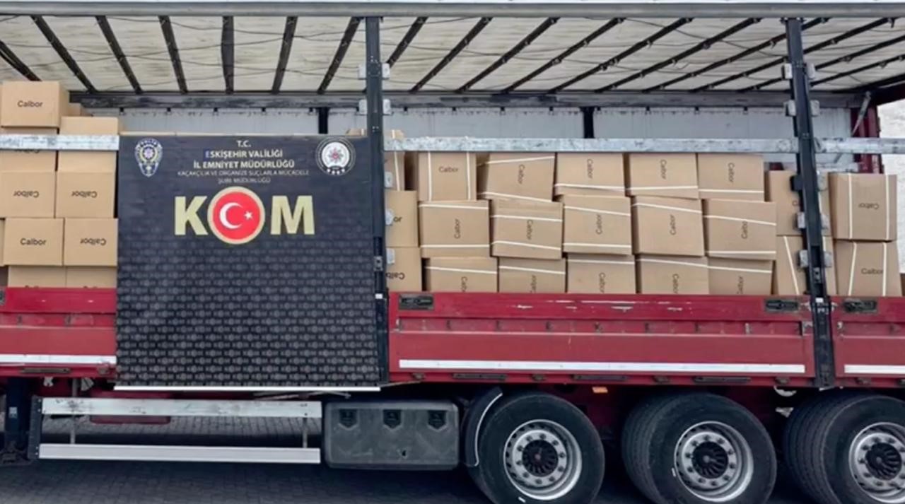 durdurulan-tirda-piyasa-degeri-7-milyon-tl-olan-sahte-tutun-urunleri-ele-gecirildi