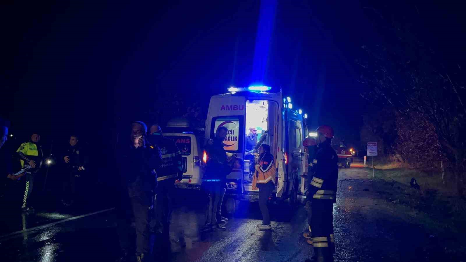 eskisehir-afyonkarahisar-karayolunda-iki-arac-kafa-kafaya-carpist-3u-cocuk-9-yarali