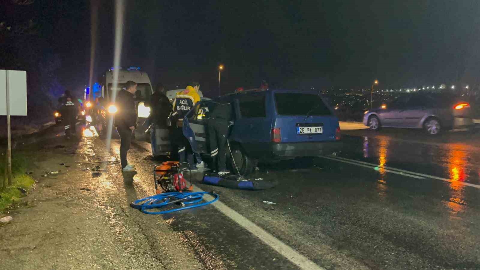 eskisehir-afyonkarahisar-karayolunda-iki-arac-kafa-kafaya-carpist-3u-cocuk-9-yarali