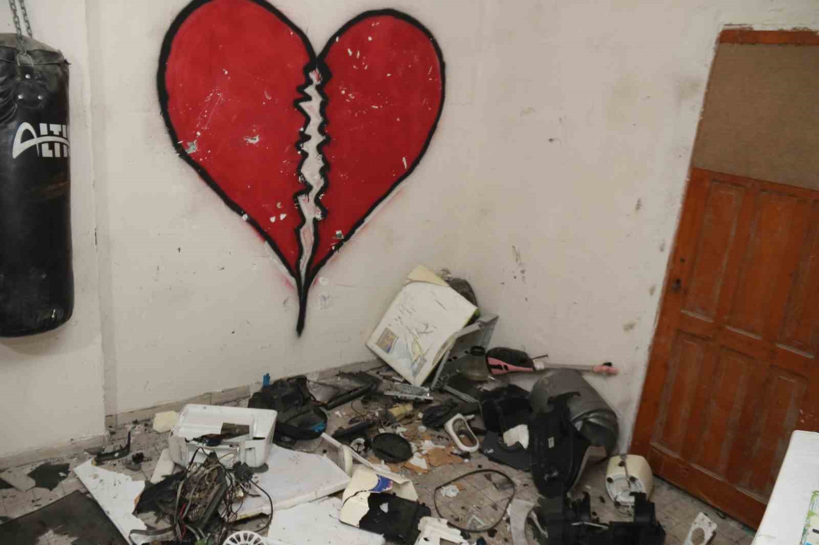 eskisehirde-acilan-stres-evine-girenler-esyalari-kirip-rahatliyor