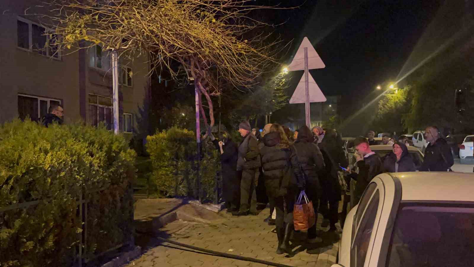 eskisehirde-yangin-panigi-2-kisi-dumandan-etkilendi