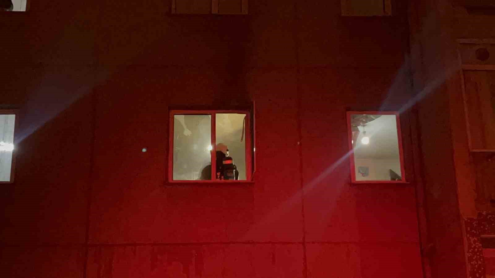 eskisehirde-yangin-panigi-2-kisi-dumandan-etkilendi