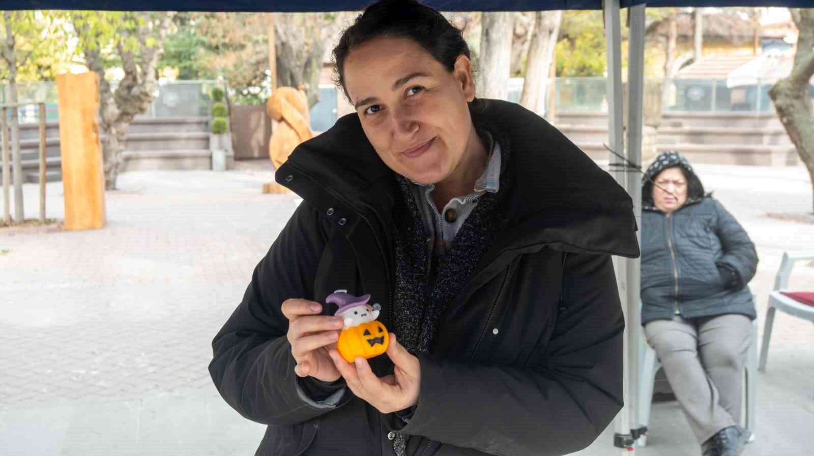 evinde-urettigi-estetik-mumlari-stantta-vatandaslarla-bulusturuyor