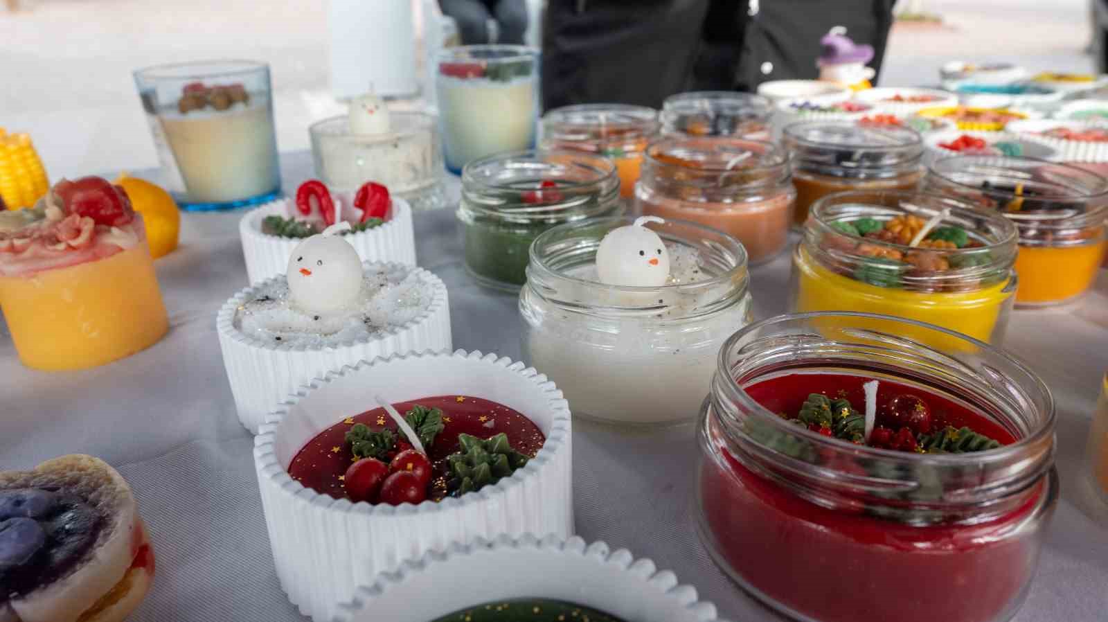 evinde-urettigi-estetik-mumlari-stantta-vatandaslarla-bulusturuyor