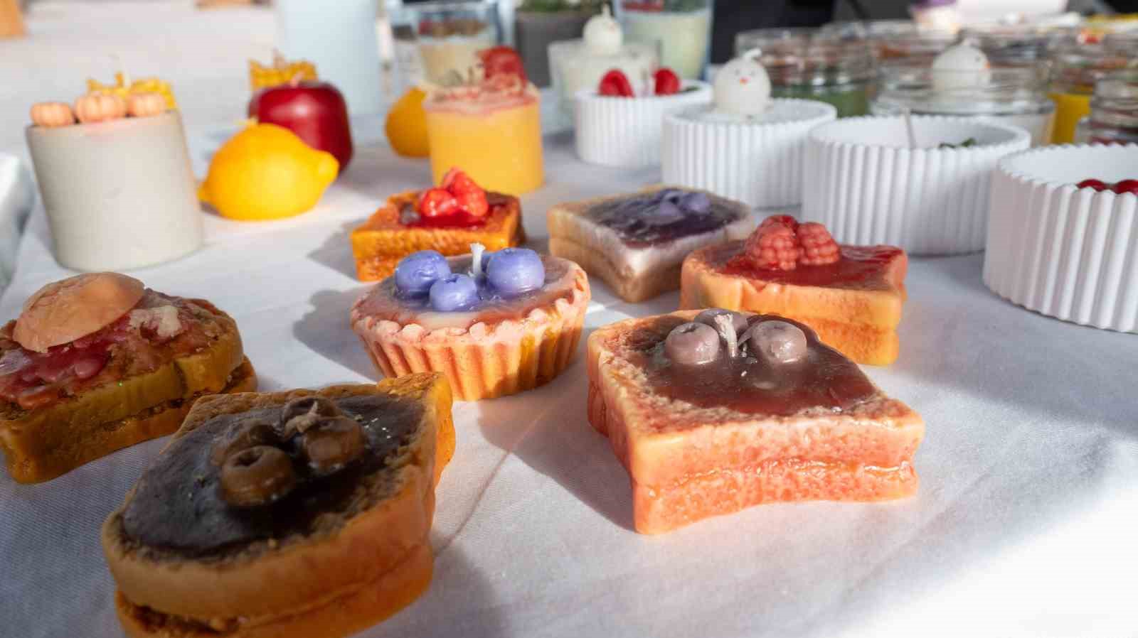 evinde-urettigi-estetik-mumlari-stantta-vatandaslarla-bulusturuyor