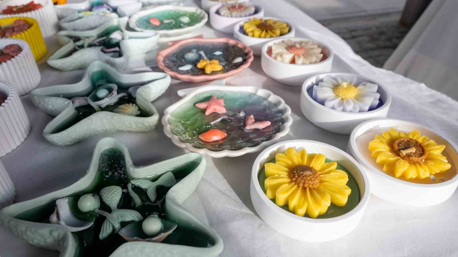 evinde-urettigi-estetik-mumlari-stantta-vatandaslarla-bulusturuyor