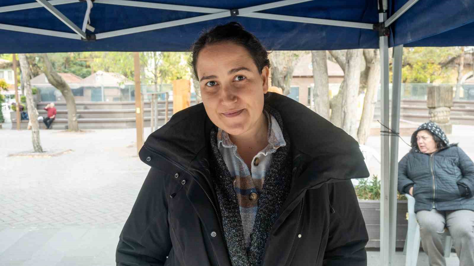 evinde-urettigi-estetik-mumlari-stantta-vatandaslarla-bulusturuyor