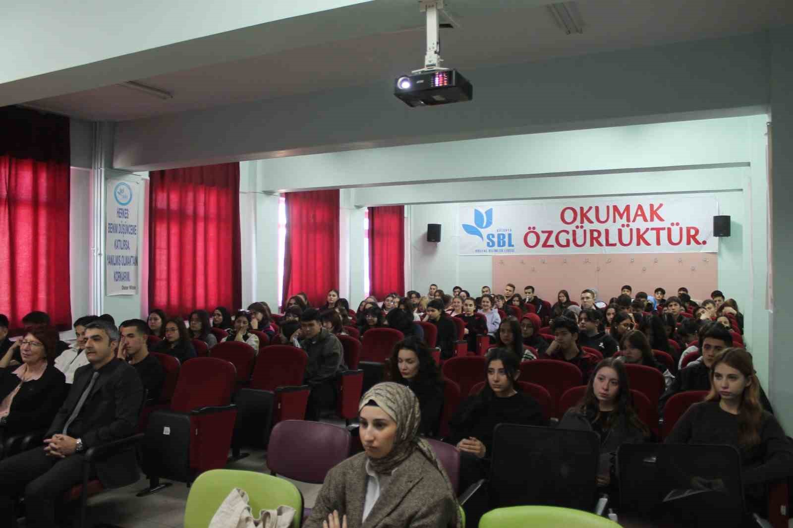 gencler-dijital-okuryazarlik-ve-dezenformasyonla-mucadele-konularinda-bilincleniyor