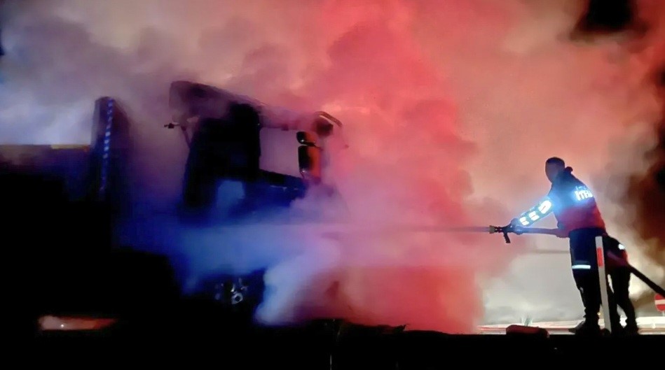 hareket-halindeki-tir-alev-topuna-dondu