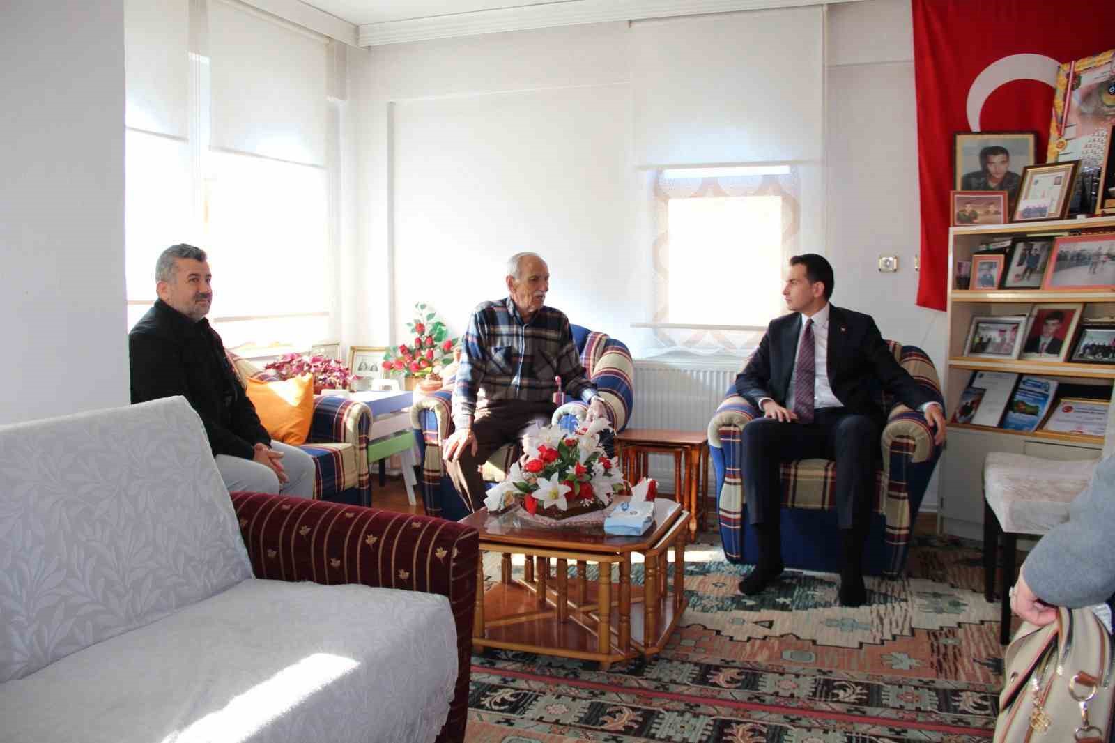 hisarcik-kaymakami-erkan-atamdan-sehit-mezarina-ve-ailesine-ziyaret