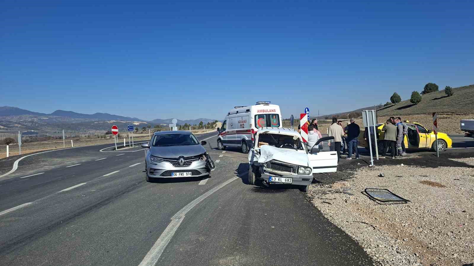 hisarcikta-iki-otomobil-carpisti-1-yarali