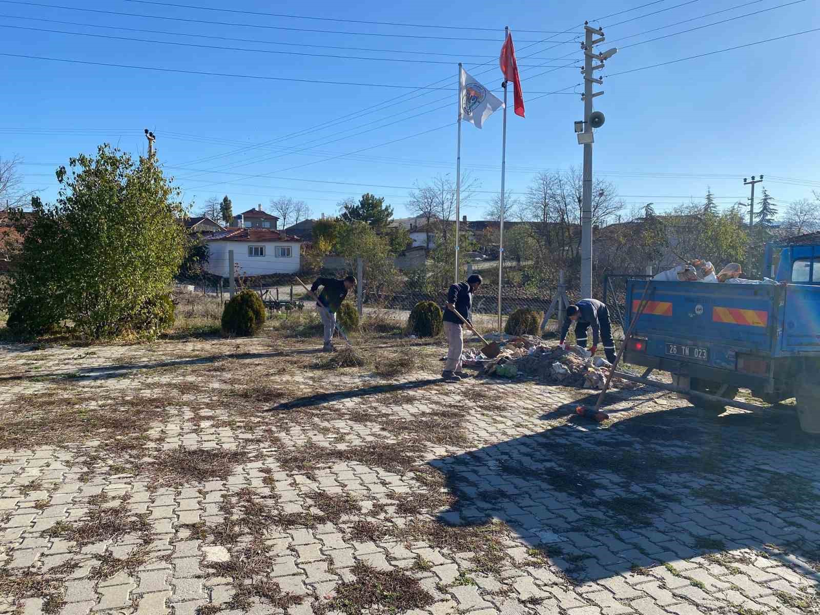 inonunun-dis-mahallelerinde-temizlik-calismasi