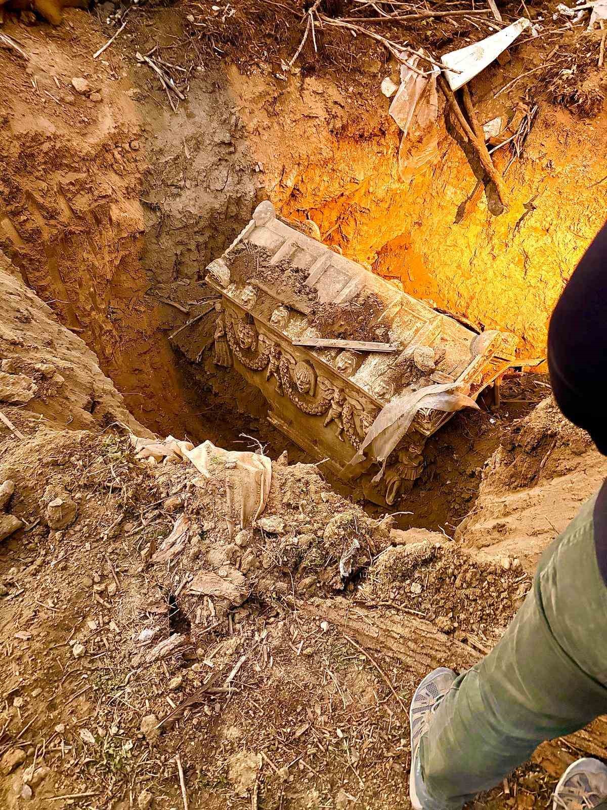 jasat-topraga-gomulu-halde-sahte-lahit-buldu